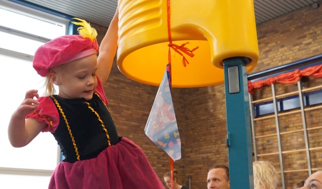 Peuters en kleuters helpen Sinterklaas bij gymnastiekvereniging Lycurgus-Hygiëa.