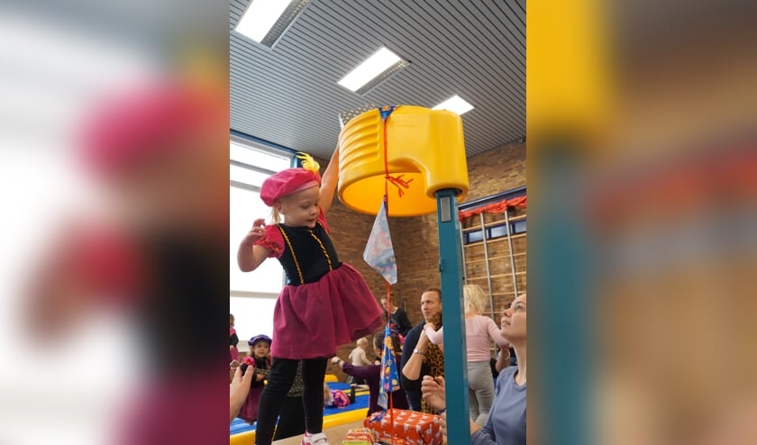 Peuters en kleuters helpen Sinterklaas bij gymnastiekvereniging Lycurgus-Hygiëa.