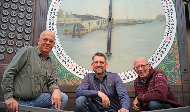 Theo de Graaf, Willem Poortvliet en Harry van Steden in het afmijnlokaal, waar een belangrijk deel van de voorstelling wordt gebracht.