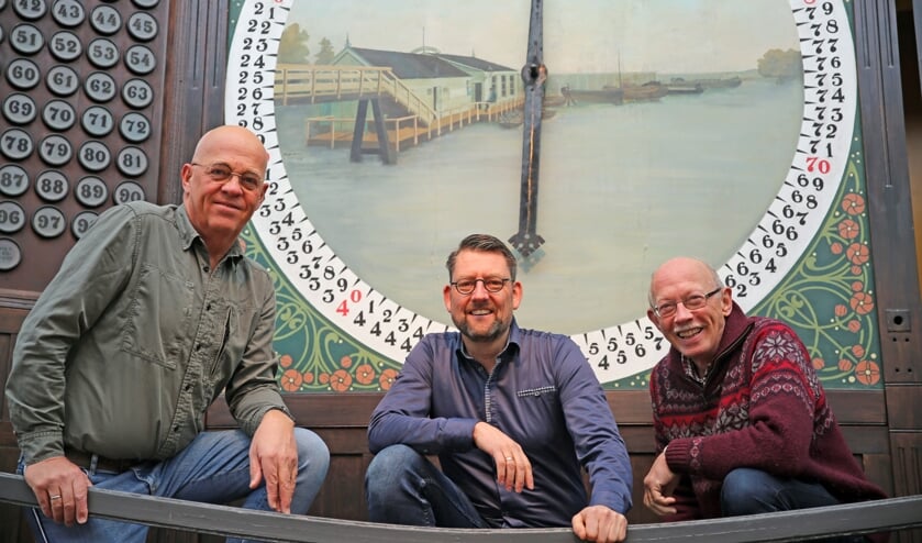 Theo de Graaf, Willem Poortvliet en Harry van Steden in het afmijnlokaal, waar een belangrijk deel van de voorstelling wordt gebracht.