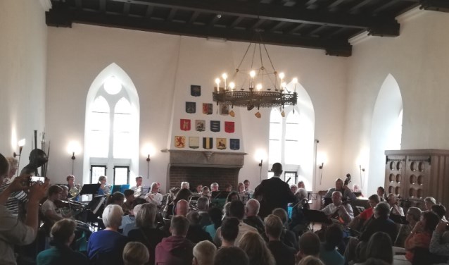 De leerlingen van de muziekscholen brengen een kerstconcert ten gehore in Radboud.