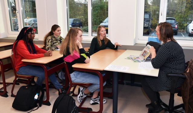 Redacteur Annemieke Ooms van West-Friesland op Zondag in gesprek met 4vwo-leerlingen.