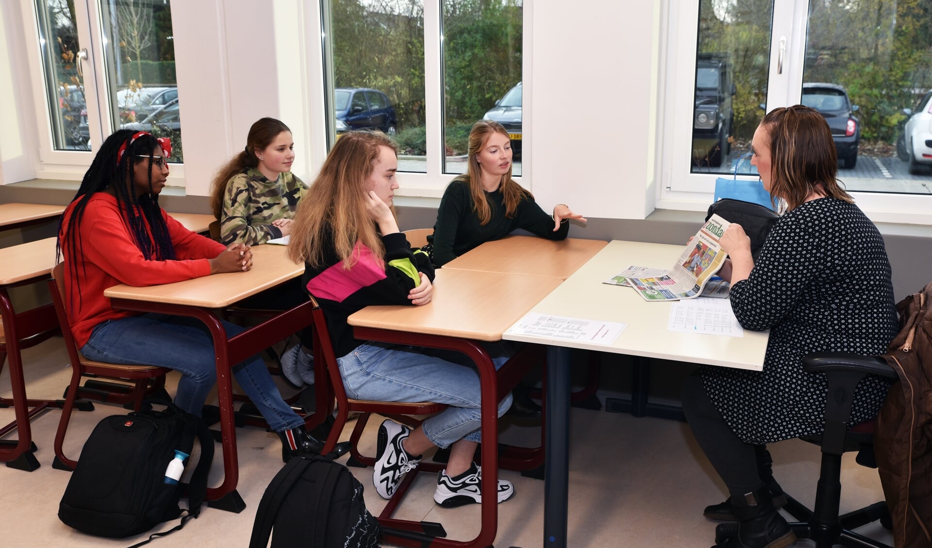 Redacteur Annemieke Ooms van West-Friesland op Zondag in gesprek met 4vwo-leerlingen.