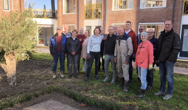 De groep vrijwilligers die bollen en bomen gaan planten in de belevingstuin bij Horizon.