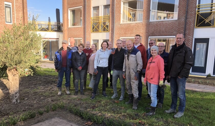 De groep vrijwilligers die bollen en bomen gaan planten in de belevingstuin bij Horizon.