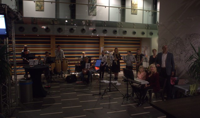 De muzikanten lieten zich door het alarm niet van de wijs brengen.