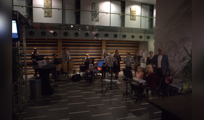 De muzikanten lieten zich door het alarm niet van de wijs brengen.