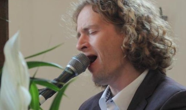 Roon Staal zingt kerstliederen in de Kapel in Andijk.