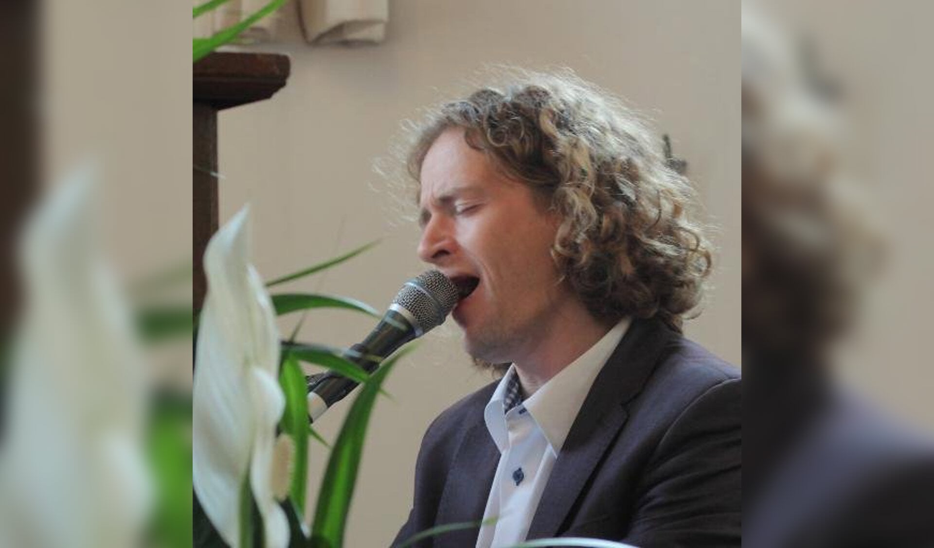 Roon Staal zingt kerstliederen in de Kapel in Andijk.