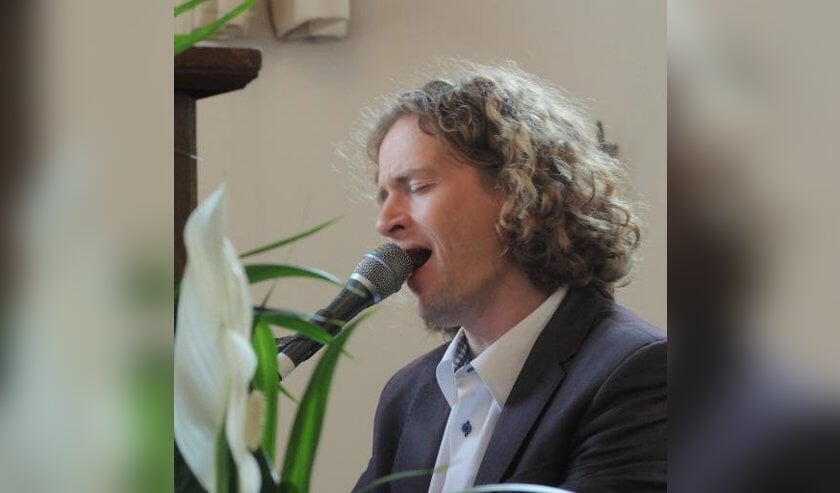 Roon Staal zingt kerstliederen in de Kapel in Andijk.