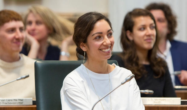 <p>Devika Partiman, winnares van de Ribbius Peletier Penning 2019, bij de uitreiking.</p>