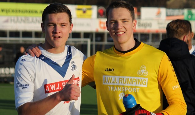 De broers Swen (rechts) en Twan Verswijveren zijn blij na de winst op Jong ADO Den Haag.