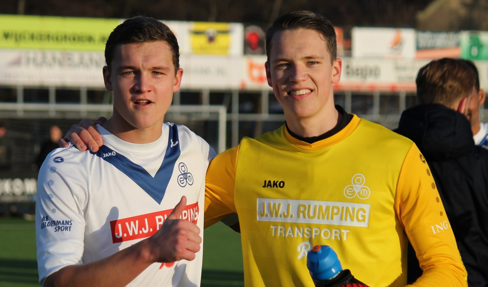 De broers Swen (rechts) en Twan Verswijveren zijn blij na de winst op Jong ADO Den Haag.