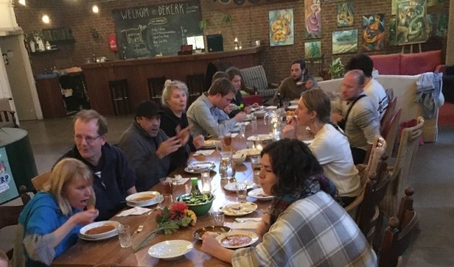 Tussen de boekpresentatie en concert door vindt een gezamenlijke maaltijd plaats, waarbij iedereen gezellig aan tafel komt te zitten om 2019 af te sluiten.