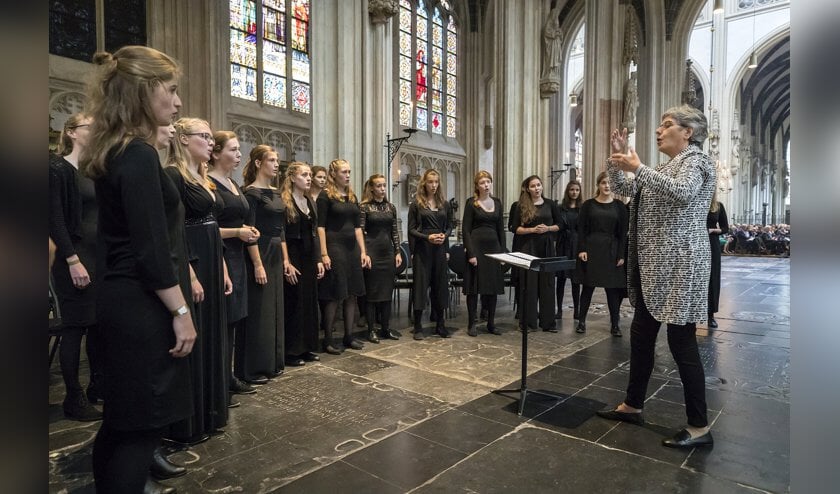 Het Nationaal Dames Jeugd Koor zingt regelmatig in professionele series.
