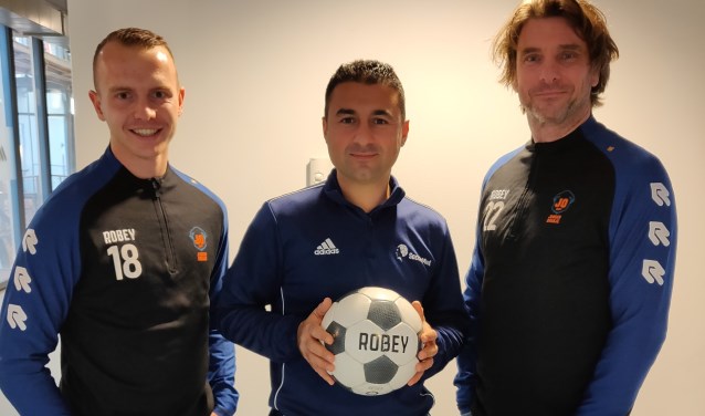 Cengiz Caglar van SoccerMind tussen Rick van de Kraats (links) en Ed Kuijper van Jonger Oranje in.