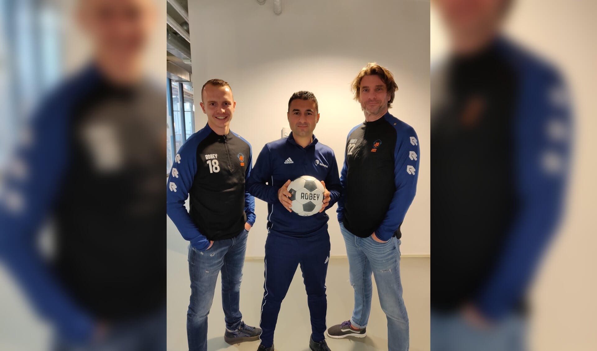 Cengiz Caglar van SoccerMind tussen Rick van de Kraats (links) en Ed Kuijper van Jonger Oranje in.