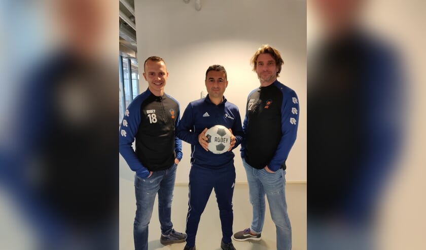 Cengiz Caglar van SoccerMind tussen Rick van de Kraats (links) en Ed Kuijper van Jonger Oranje in.