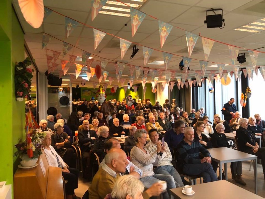 In een bomvolle zaal van De Stek wacht het publiek op het boek.