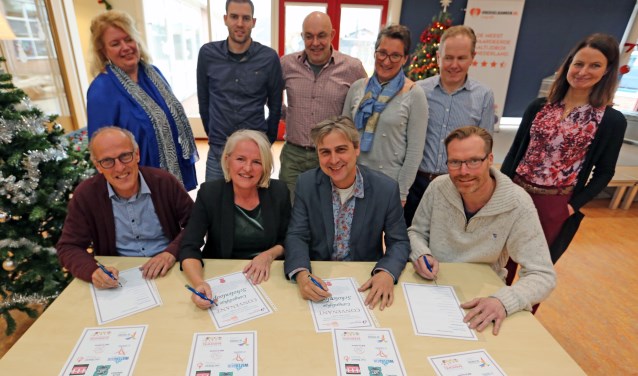 Vlnr boven: Helene de Vries, Het Mozaïek; Tim Emmerik, Stichting Kinderopvang Langedijk; Frans van de Gevel, Paus Johannesschool; Ariane Breimer, St. Maartenschool; Wouter van Assendelft, Stichting Team Langedijk, Maaike Koerhuis, Stichting Team Langedijk. Onder: Fred de Wildt, Het Baken; Monique Froeling, IKC Waterrijk; Paul Edelschaap, Wijde Veert en Barnewiel; Frank Bijvoet, Stichting Team Langedijk.