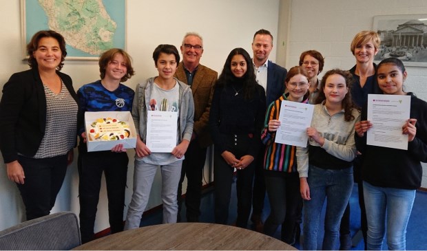 Wethouders, schoolleiding en leerlingen van SG Nelson Mandela, een van de vmbo-scholen die voortaan zelf de school en omgeving schoon houden.