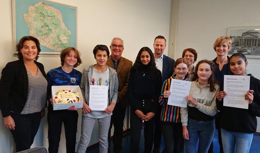 Wethouders, schoolleiding en leerlingen van SG Nelson Mandela, een van de vmbo-scholen die voortaan zelf de school en omgeving schoon houden.