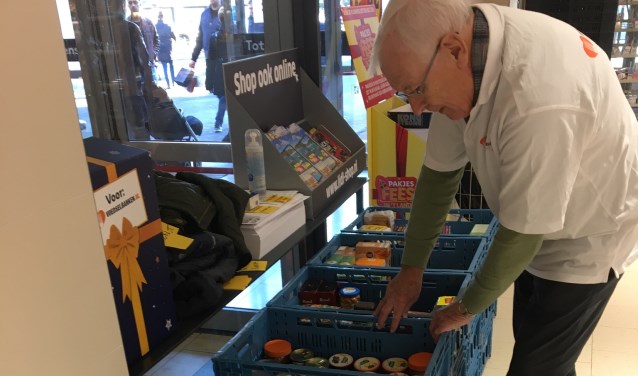 Kratten vol boodschappen werden gedoneerd.