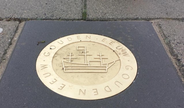 De iconen uit de Gouden Eeuw zijn ook te herkennen aan de gouden munten in de bestrating.