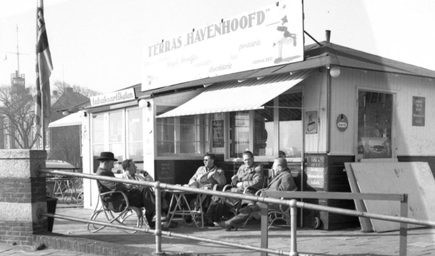 Terras Havenhoofd 1956. Staat in fotoboek Den Helder 1956.