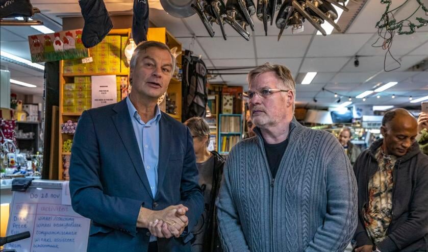 Oud burgemeester van Haarlem Bernt Schneiders heropende de Bijna gratis Markt van Dirk Boterblom.