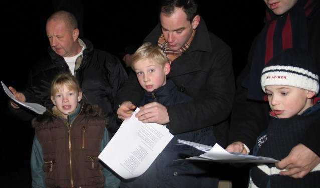 Het is een echte traditie; samen zingen bij de Grote kerk in Monnickendam op kerstochtend.
