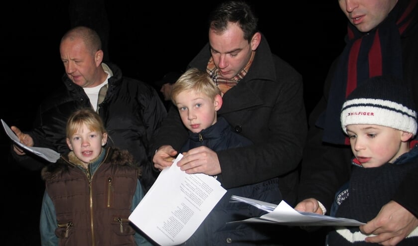 Het is een echte traditie; samen zingen bij de Grote kerk in Monnickendam op kerstochtend.
