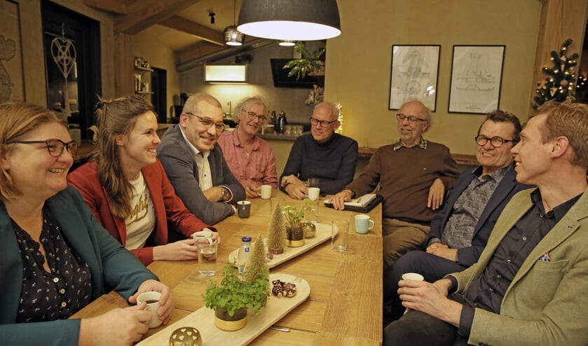 Wethouders Nils Langedijk (rechts) en John Does (tweede va rechts) gingen donderdag aan tafel met een aantal Pancrassers.
