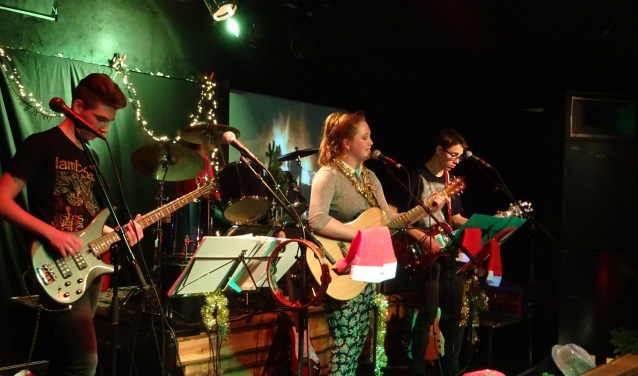 Jonge talenten treden op tijdens de PoPKaravaan Christmas Edition in Everland.