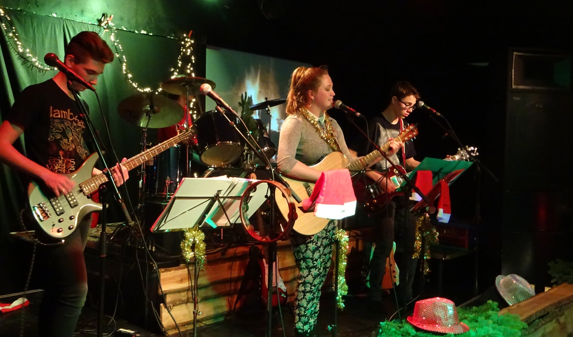 Jonge talenten treden op tijdens de PoPKaravaan Christmas Edition in Everland.