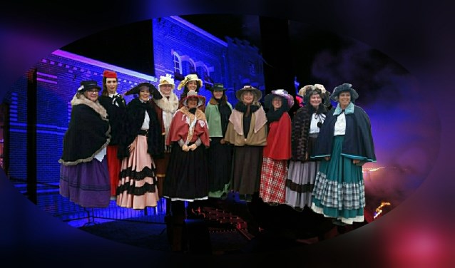 De vrijwilligers van het Stoommachinemuseum zijn verkleed in Dickensstijl.