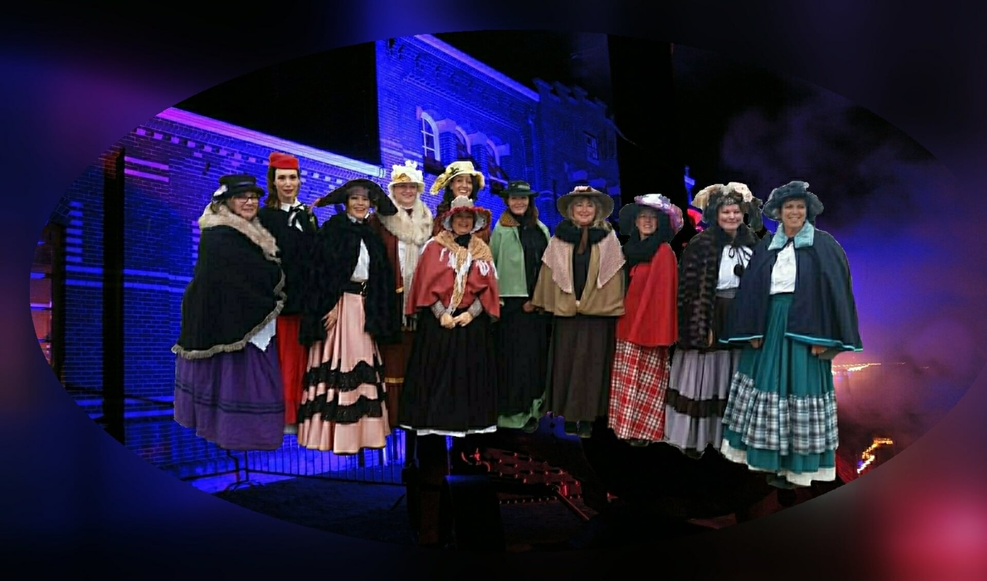 De vrijwilligers van het Stoommachinemuseum zijn verkleed in Dickensstijl.