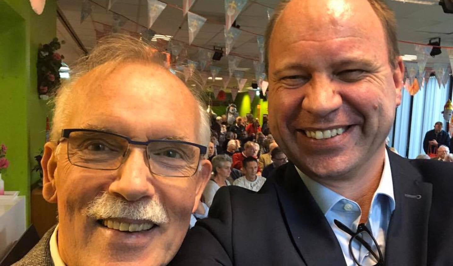 Een selfie van wethouder Bram Diepstraten (rechts) met publicist Wim Spruit in De Stek.