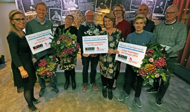 Links wethouder Kholoud al Mobayed met de winnaars Marvin Tigchelaar (winnaar Vrijwilliger van het jaar), de vrijwilligers van de Toernooicommissie SV Always Forward (winnaar Vrijwilligersorganisatie van het jaar) en Sander Eppinga (winnaar Jonge Vrijwilliger van het jaar).