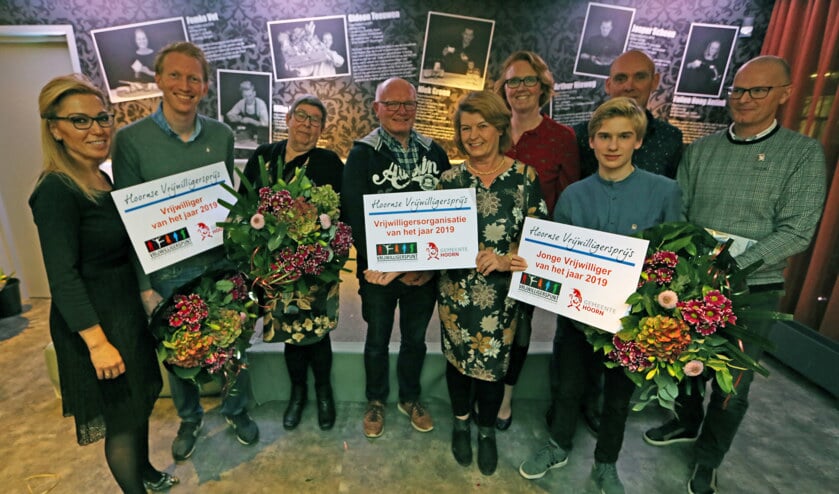 Links wethouder Kholoud al Mobayed met de winnaars Marvin Tigchelaar (winnaar Vrijwilliger van het jaar), de vrijwilligers van de Toernooicommissie SV Always Forward (winnaar Vrijwilligersorganisatie van het jaar) en Sander Eppinga (winnaar Jonge Vrijwilliger van het jaar).