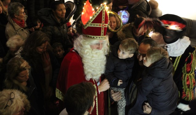 Zowel Sint als de Oostzaners trotseerden het weer.