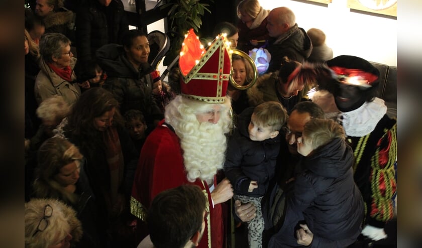 Zowel Sint als de Oostzaners trotseerden het weer.