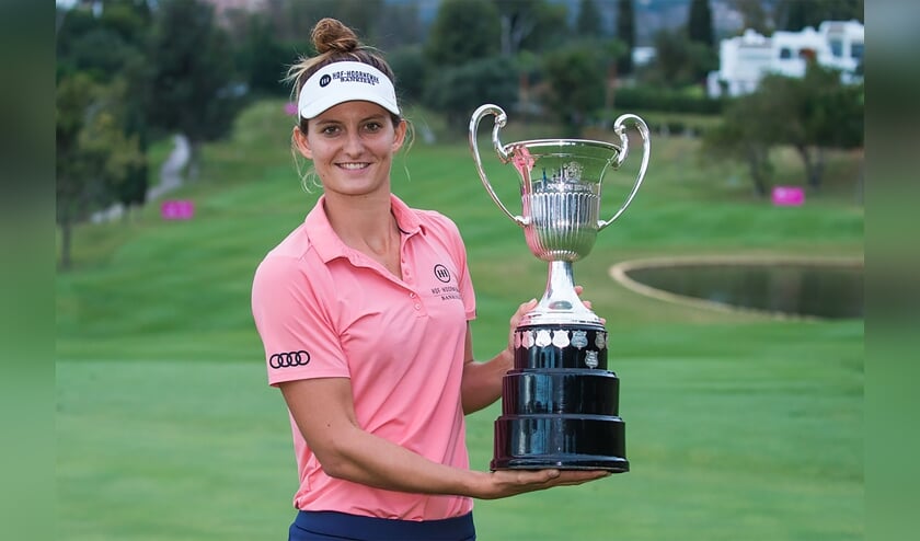 Anne van Dam met de trofee van het Spaans Open. ,,Ik had niet verwacht rechtstreeks te winnen, maar dat is ook golf.'' (Foto's Ladies European Tour)