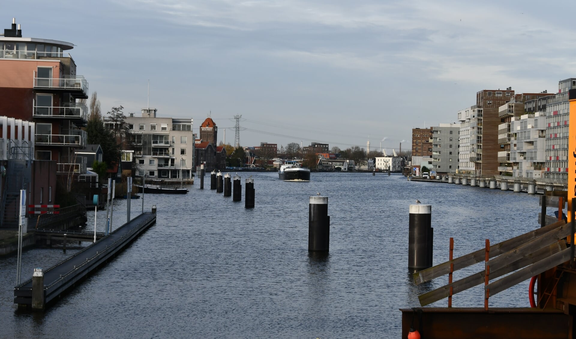 Alleen voor de beroepsvaart gaan de bruggen open en zijn sluizen open. 