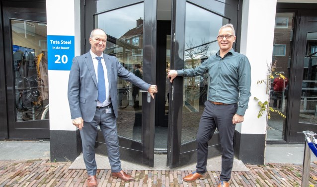 De opening van 'Tata Steel in de Buurt' door Hans van den Berg (links) en Bram Nugteren.