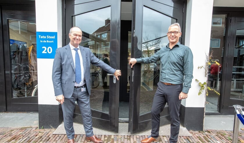 De opening van 'Tata Steel in de Buurt' door Hans van den Berg (links) en Bram Nugteren.