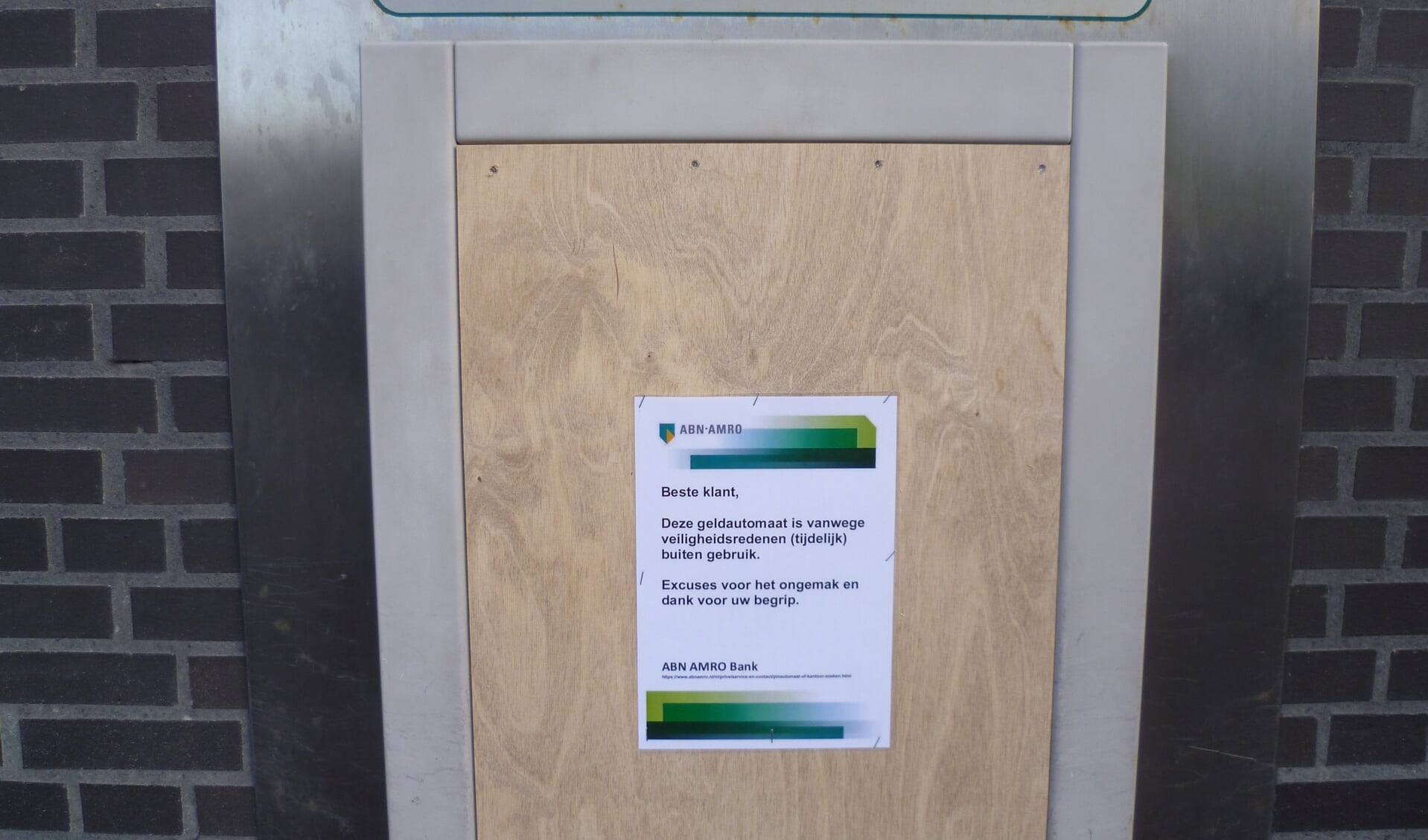 De geldautomaat op het Marktplein in Hoofddorp is (voorlopig) niet te gebruiken. 