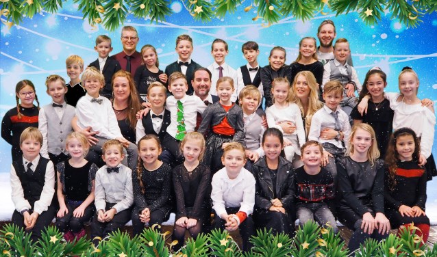 Kinderen en team zijn klaar voor de Kids with Attitude kersttournee!