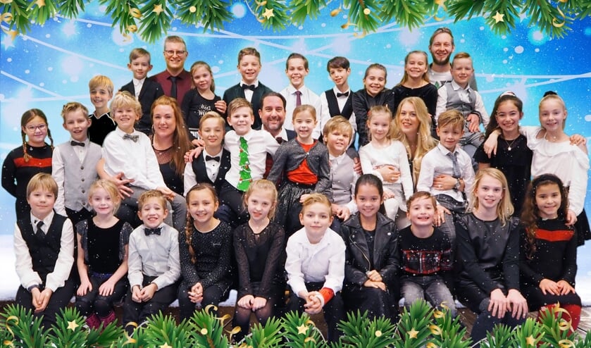 Kinderen en team zijn klaar voor de Kids with Attitude kersttournee!