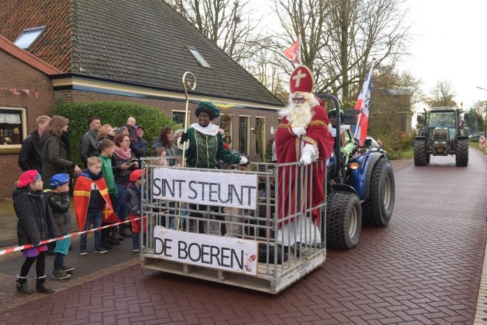Sinterklaas en zijn pieten kwamen met de trekker naar Veenhuizen.